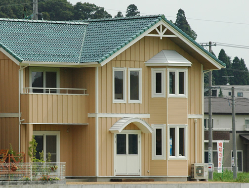 清々した田園地帯に、引き寄せられるかのように、張り出した白い窓